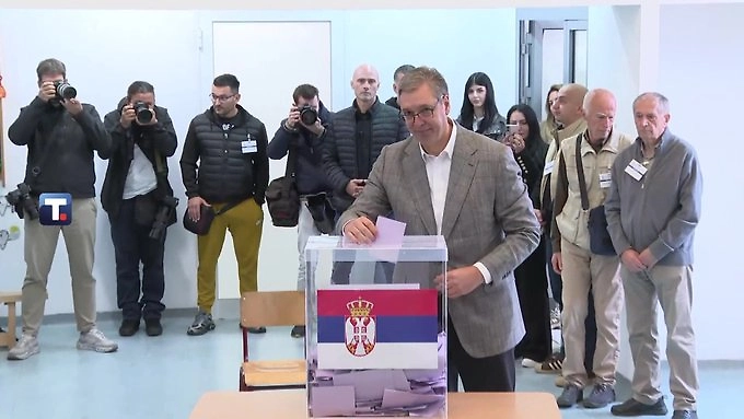 Вучич проголосовал на досрочных парламентских выборах в Сербии