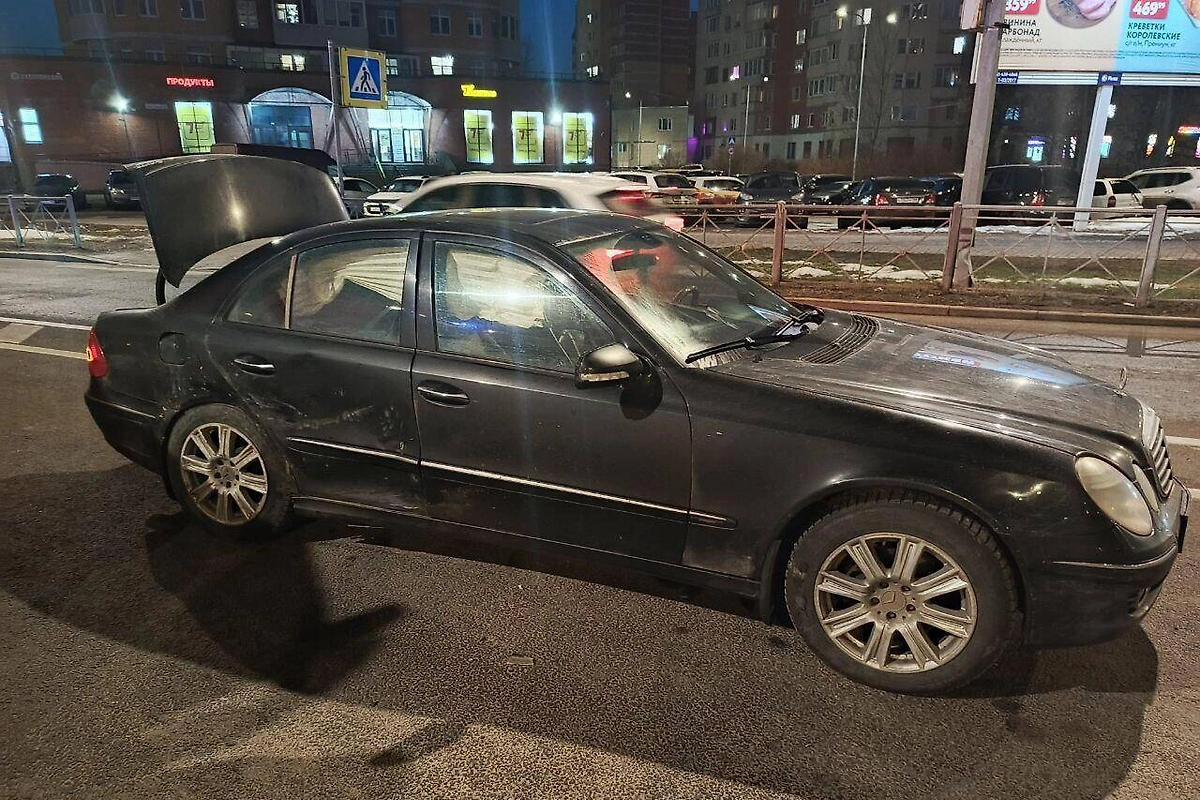 В Ленобласти легковушка врезалась в стоящую фуру, погибли три человека