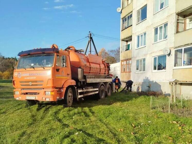 Водителей 450 специальных автомобилей Леноблводоканала поздравили с профессиональным праздником