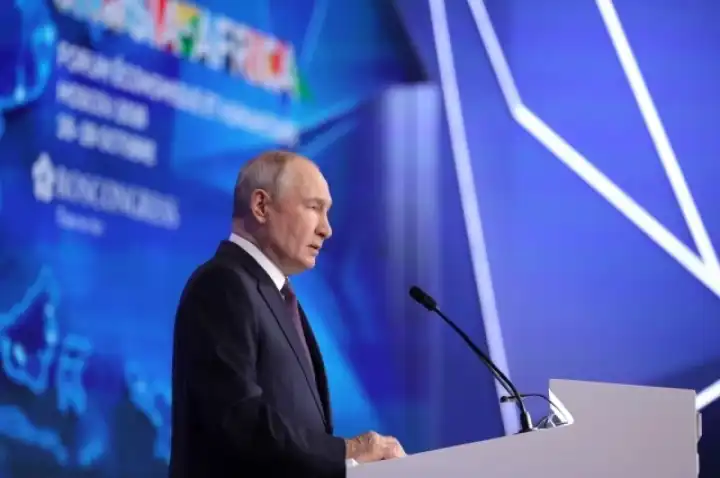 Песков назвал феноменальной работоспособность Путина на саммите в Москве
