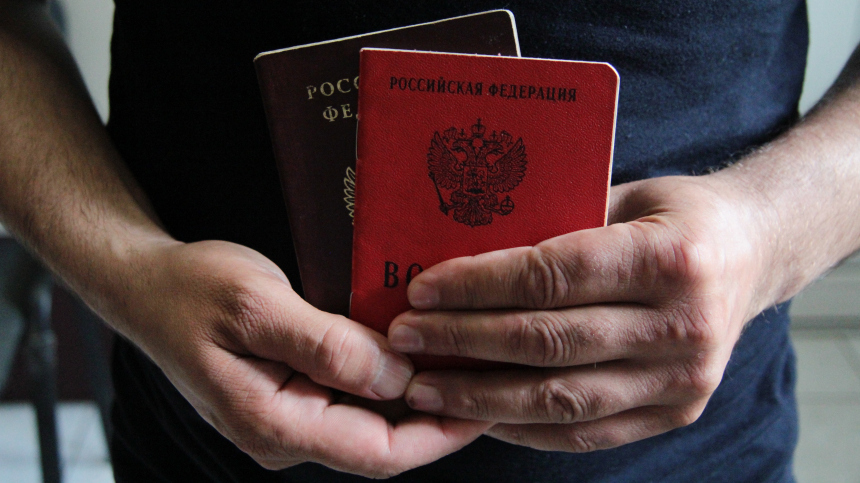 Юрист объяснил, почему могут не оформить загранпаспорт