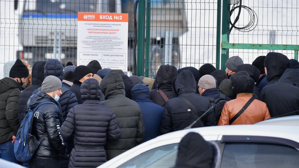 Старт организованного набора иностранных работников в России перенесли