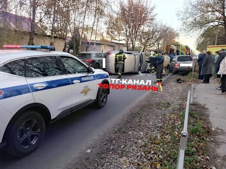 В Дядькове при столкновении трёх автомобилей перевернулась машина