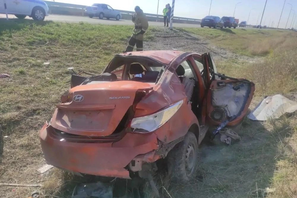 На трассе в Крыму автомобиль врезался в опору, пострадал ребенок