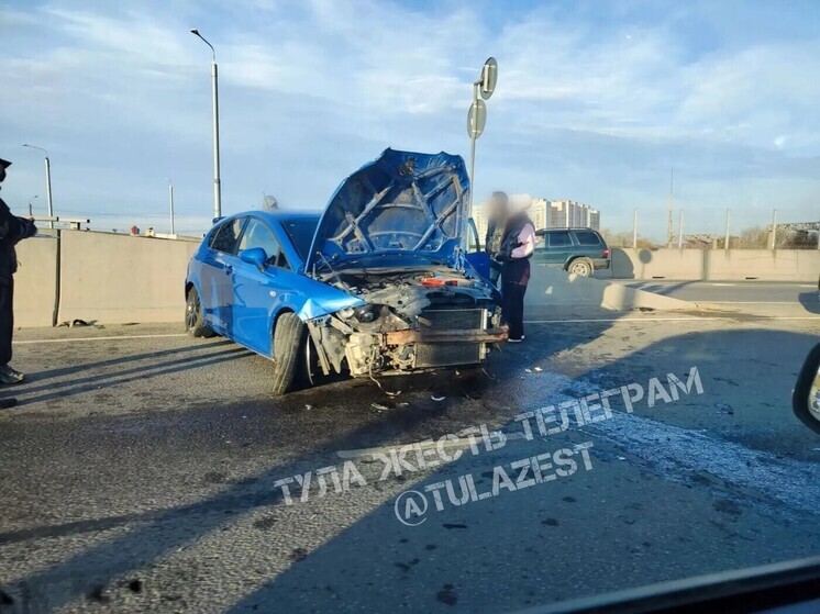 Синяя легковушка пострадала в аварии на мосту через Упу в Туле