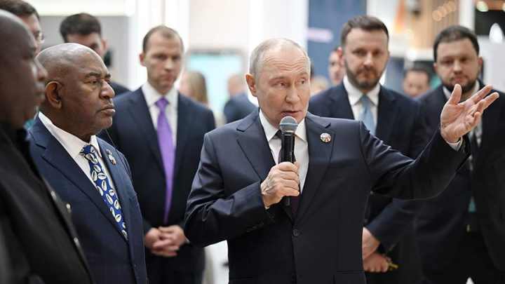 Путин впервые выступил экскурсоводом на выставке российских разработок