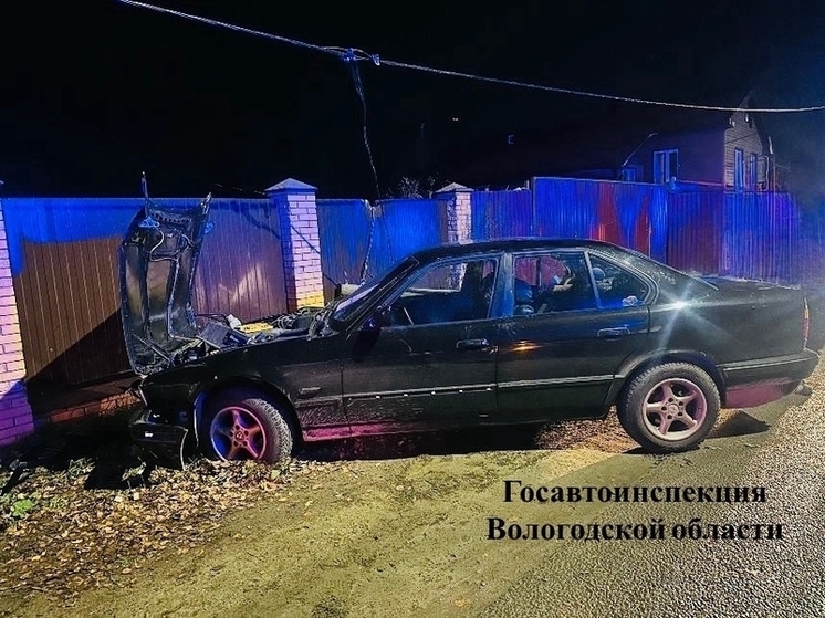 Пьяный водитель без прав врезался в забор жилого дома в Череповце