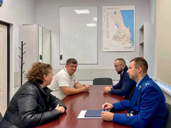 Всеволожский прокурор Зорин обсудил с жителями вопросы ЖКХ и кадастрового учета