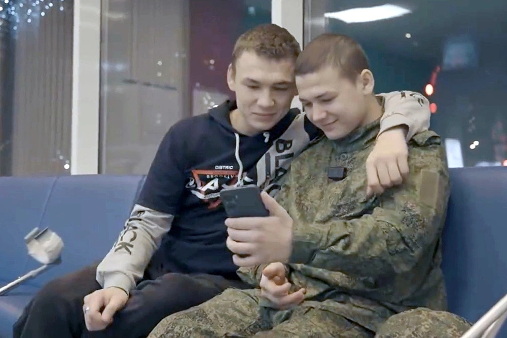 Освобожденный из плена боец встретился с братом, который лечит ранение в госпитале