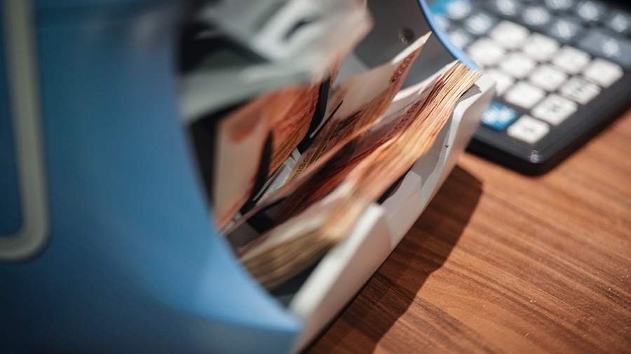 ЛДПР предложила запретить выплату зарплаты иностранцам наличными