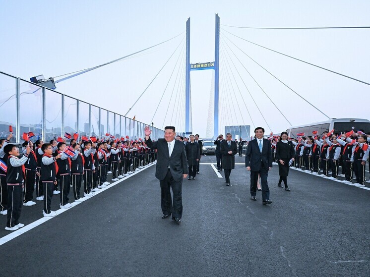 Ким Чен Ын пересек новый мост на границе с Китаем