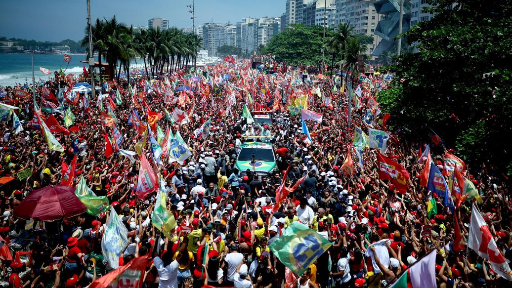 Сторонники Лулы да Силвы собираются в центре Рио-де-Жанейро