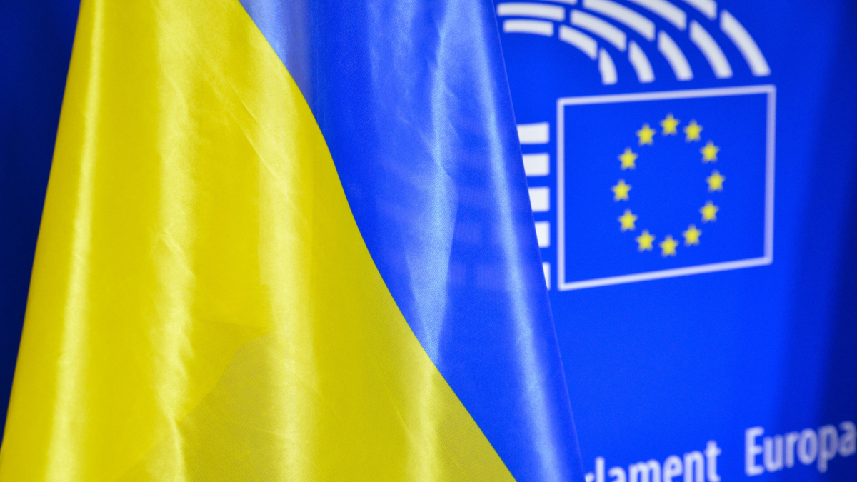 Politico: Еврокомиссия пытается покрыть дефицит бюджета Украины
