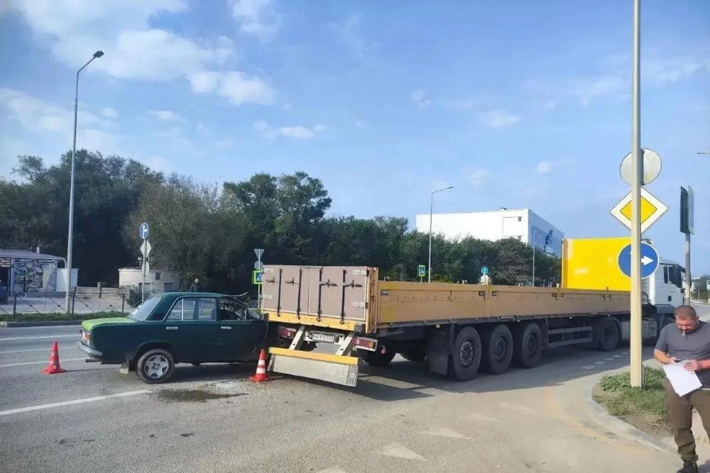 В Севастополе в ДТП с грузовиком пострадали женщина и ее младенец