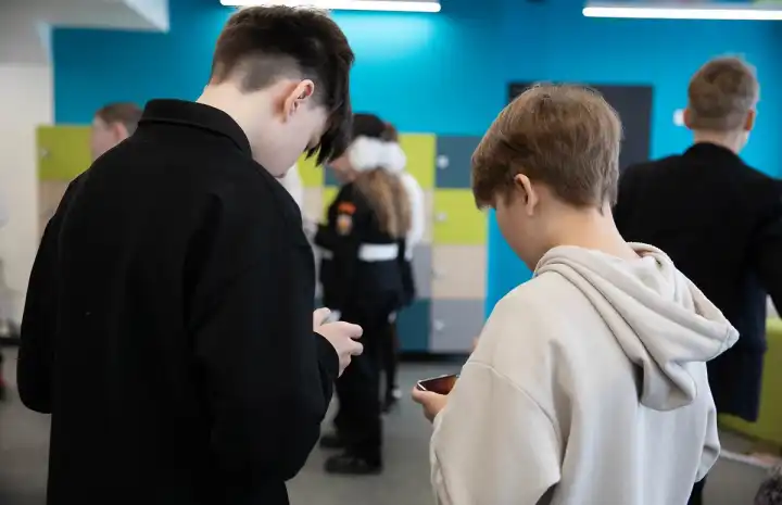 Фото из туалетов, секс-видео и угрозы: Школьные «Подслушано» стали местом травли детей
