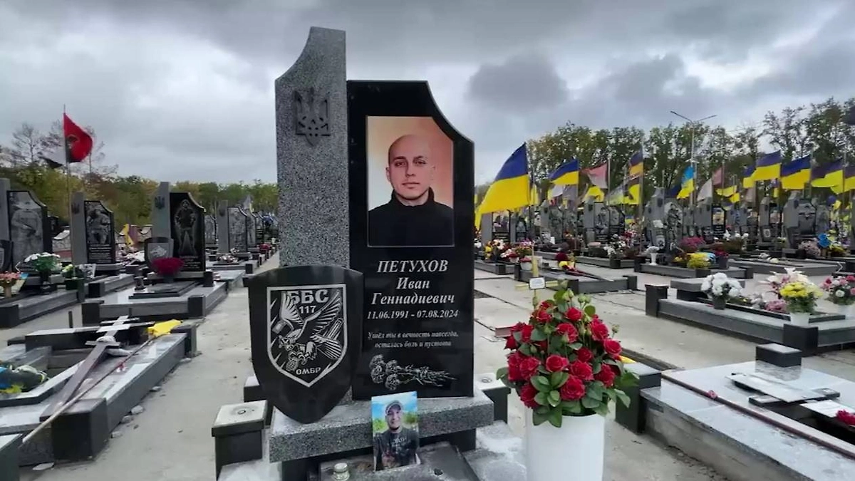 На Украине разгорелся скандал из-за русской надписи на могиле бойца ВСУ