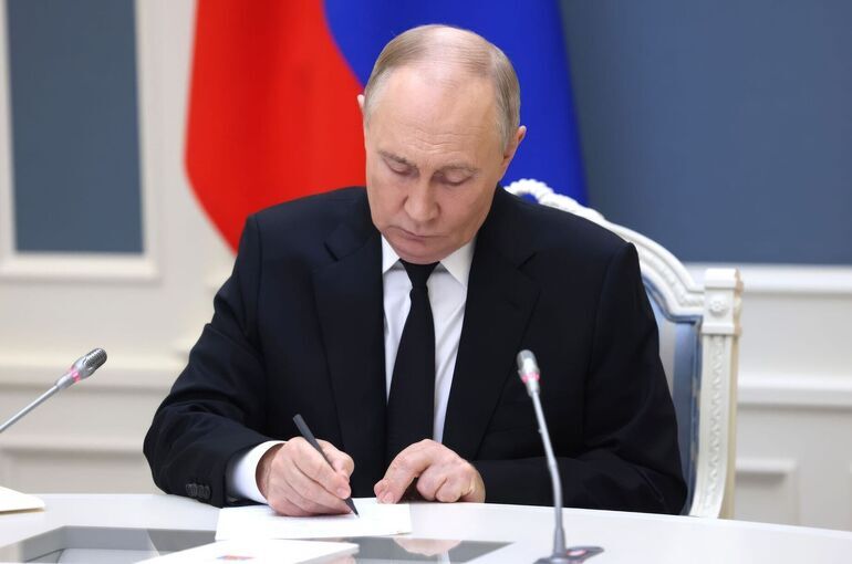 Путин поручил внести изменения в «Семейную ипотеку»
