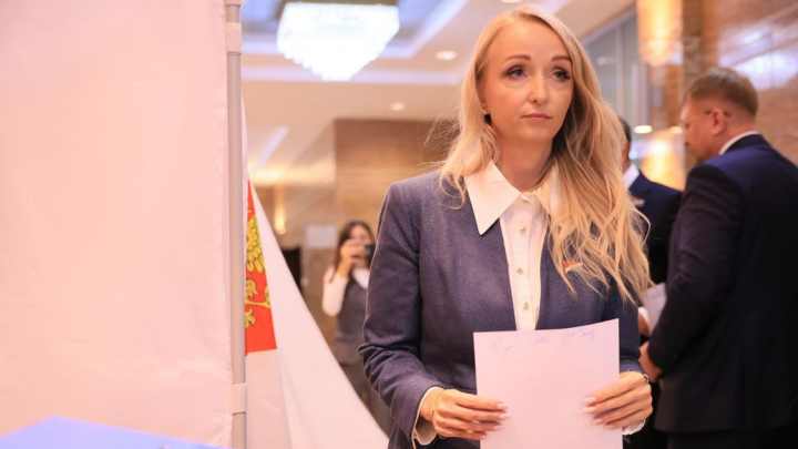 Матвиенко вручила удостоверение сенатора представителю Приморья в Совфеде