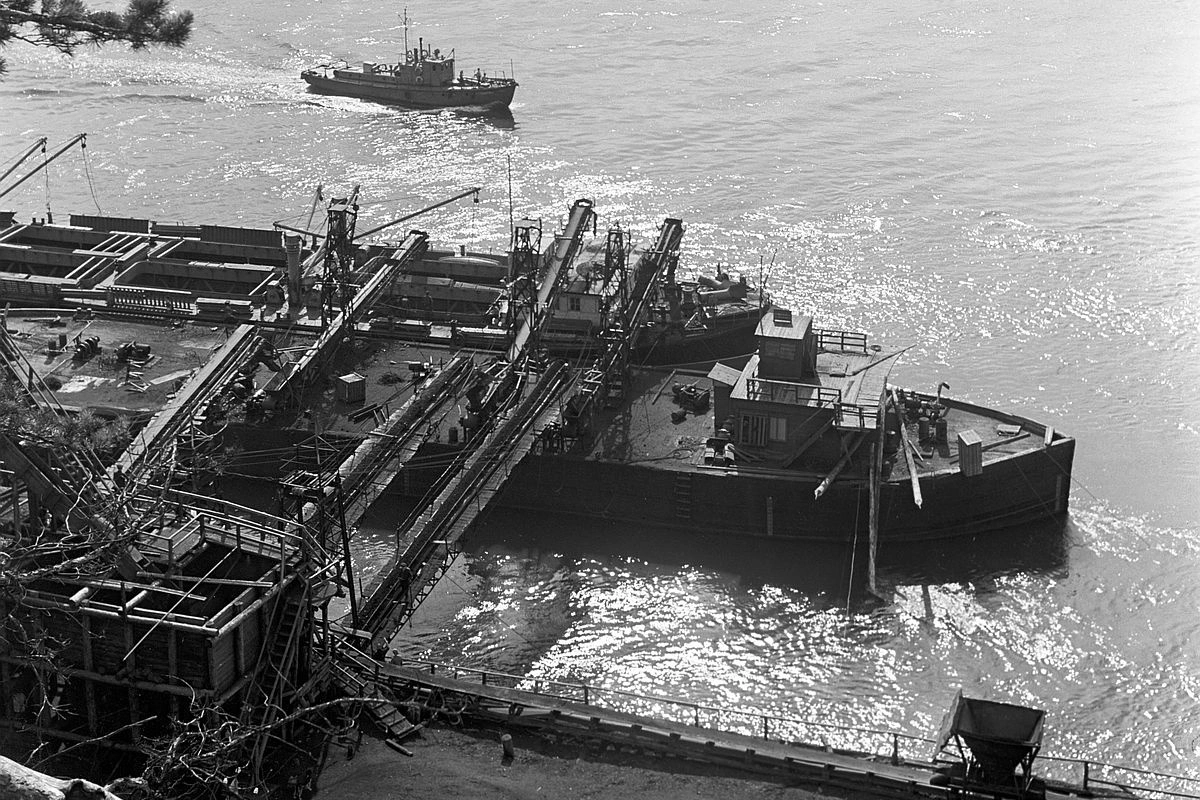 Уникальный архив корабелов 1930-х спасли на заброшенной судоверфи Лены