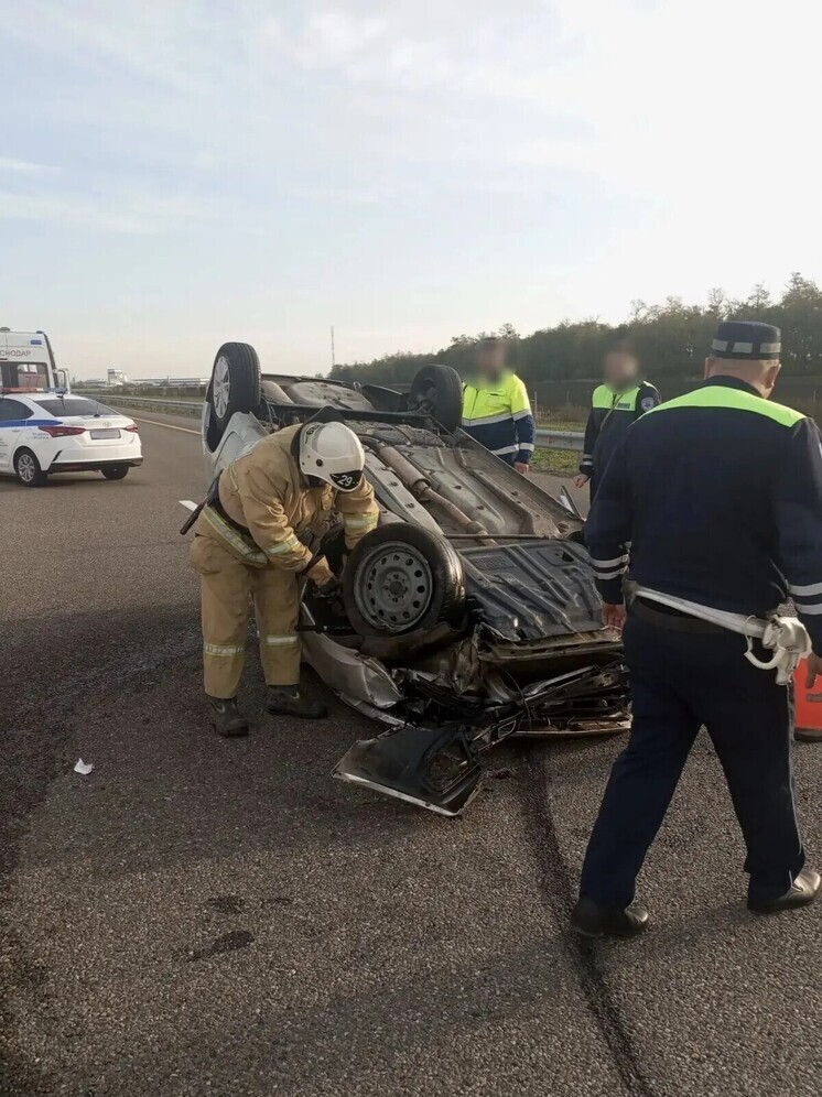 Автомобиль перевернулся после столкновения с отбойником в Краснодаре