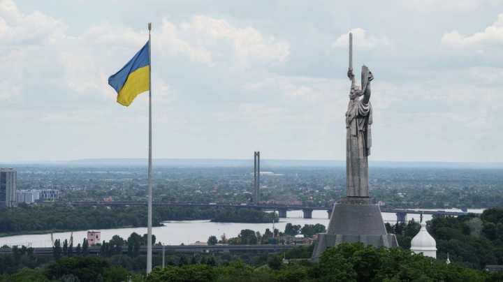 В двух районах Киева ввели экстренные отключения света