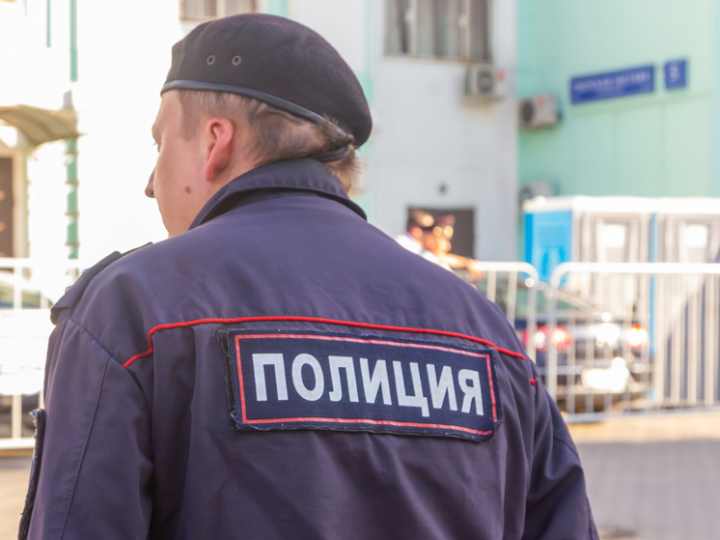 Заскучавшая россиянка вызвала полицейских, чтобы выпить с ними