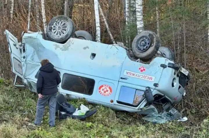 На трассе в Архангельской области перевернулась машина скорой помощи