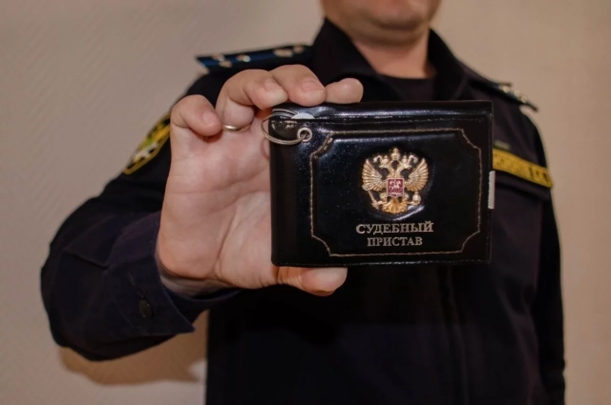 Приставы нашли в куче одежды женщину, задолжавшую 1,3 млн руб. по алиментам