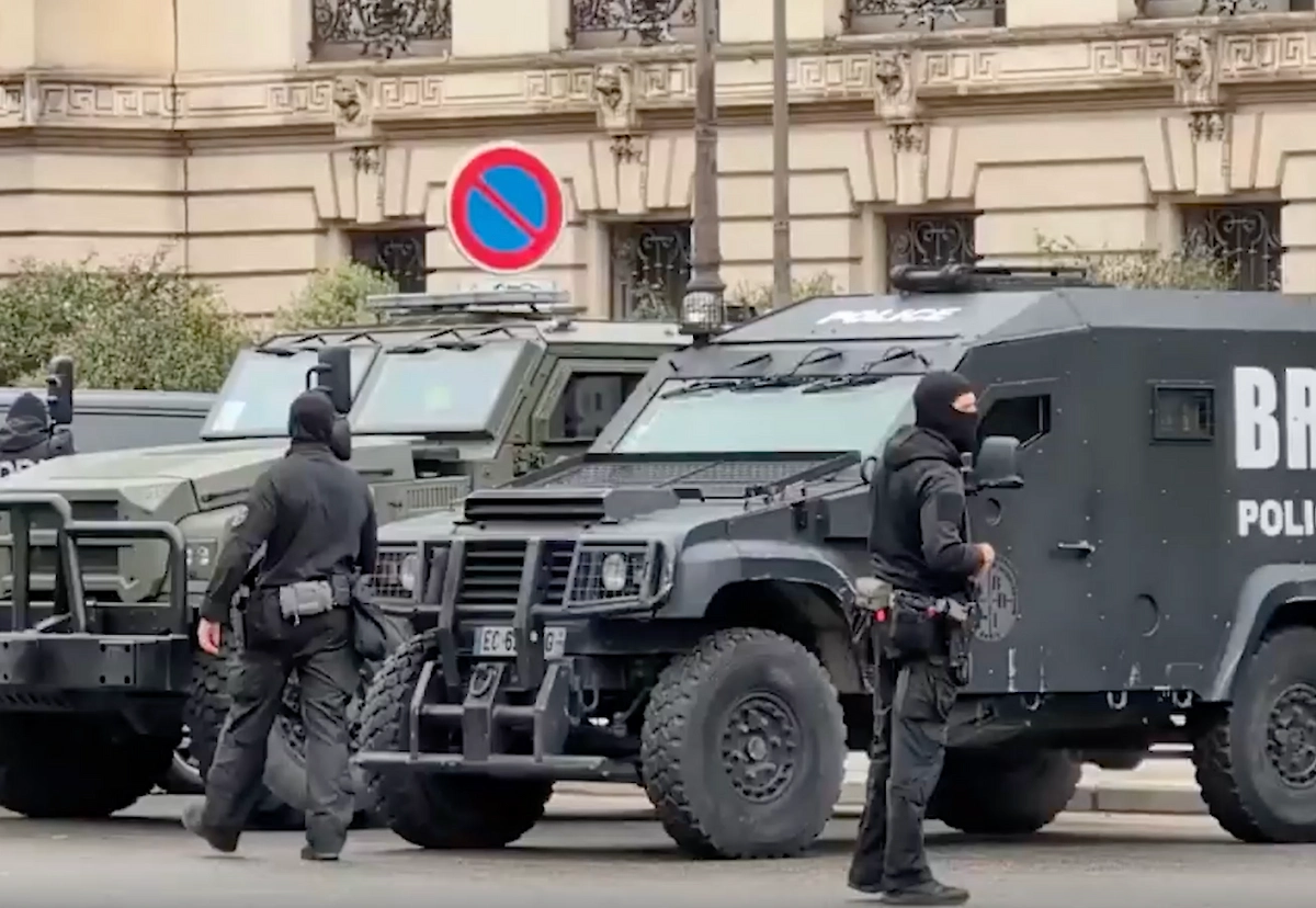 У Елисейского дворца заметили бронемашины на фоне протестов в Париже