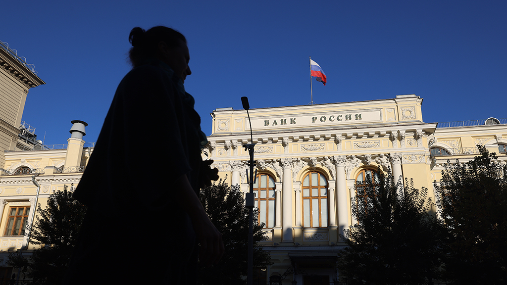 ЦБ рекомендовал банкам контролировать источники крупных наличных сумм у клиентов