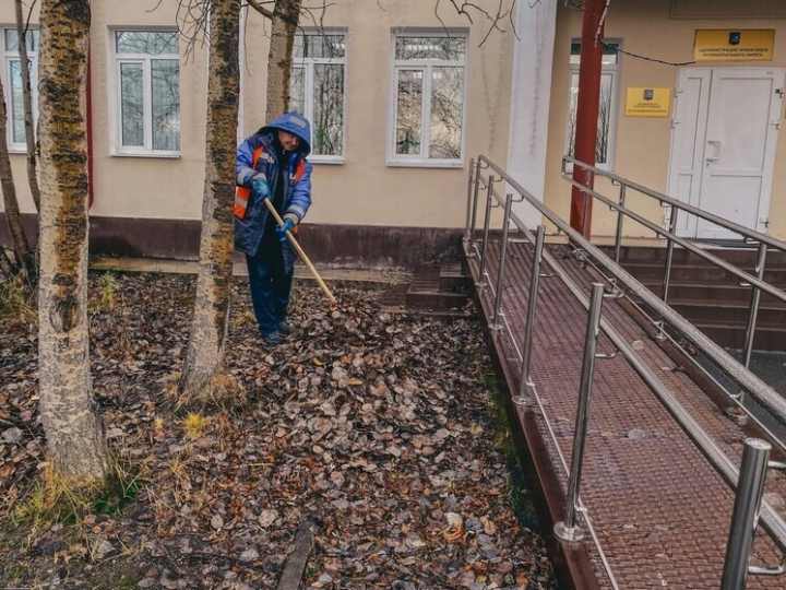 В Заполярном убрали опавшую листву в сквере на улице Ленина