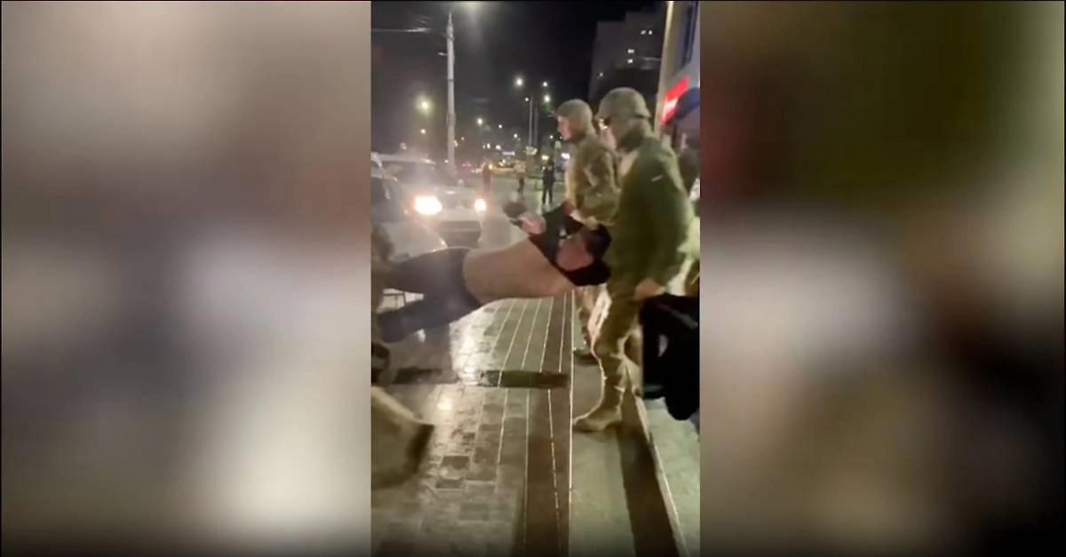 В Луцке шесть сотрудников ТЦК вынесли мужчину из ТЦ и запихали в бус