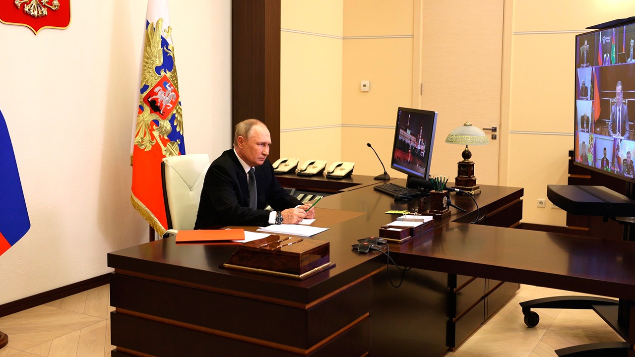 Путин поручил регионам рассмотреть меры поддержки жен участников СВО