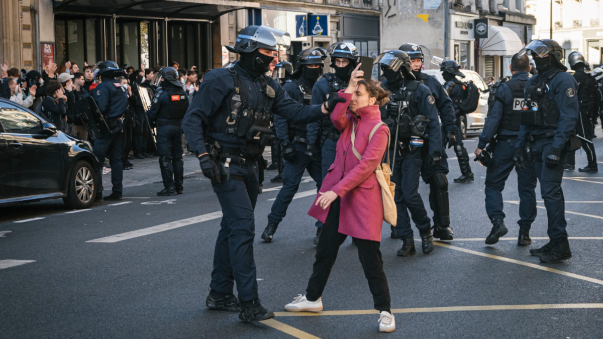 Во Франции в ходе протестов полиция задержала более 1300 человек