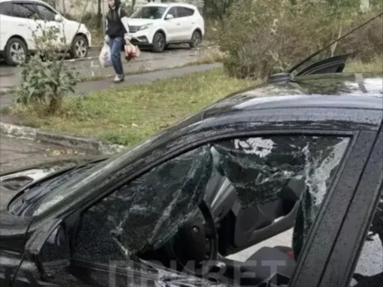В Батайске разбили стекла пяти машин и украли деньги из салона