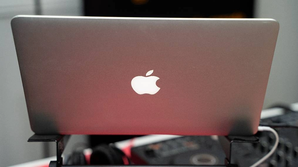 Яблочко засияло спустя 10 лет: Apple вернула узнаваемую деталь MacBook Pro