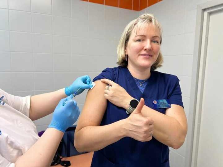 Прививку от гриппа сделали более 10 тысяч мурманских медработников