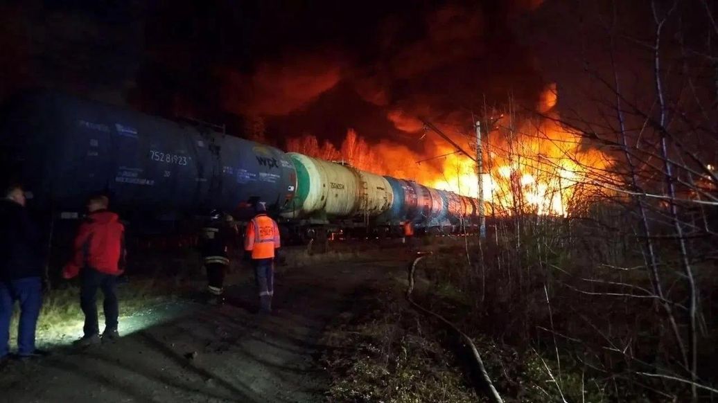 Семь цистерн загорелись из-за схода поезда в Свердловской области