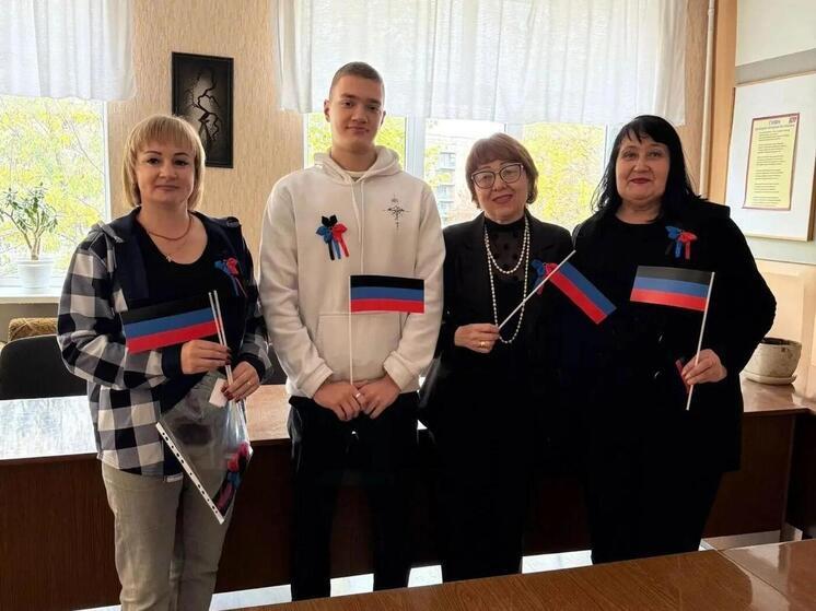 Акцию ко Дню флага ДНР провели в Шахтерском МО